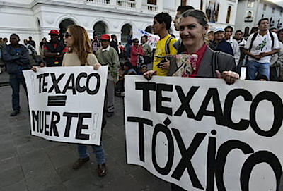 manifestantes-pancartas-petrolera-texaco-quito_milima20140521_0507_11.jpg
